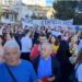 Mijëra qytetarë para Kryeministrisë, mesazh qeverisë: Ju erdhi fundi