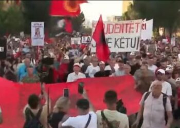 Mijëra qytetarë protestojnë para Kryeministrisë