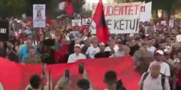 Mijëra qytetarë protestojnë para Kryeministrisë