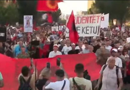 Mijëra qytetarë protestojnë para Kryeministrisë