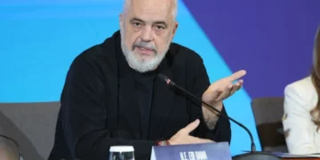 Zvërneci/ Protestuesit i kërkojnë dorëheqjen, reagon sërish Rama