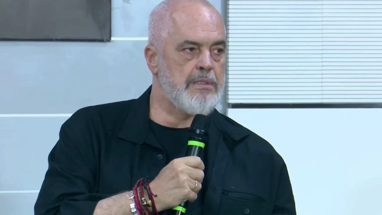 Kryeministri Rama ironizon protestuesit: "Nëse dorëheqja nuk zgjidh 5 kërkesat, çfarë do të bëjë?" 