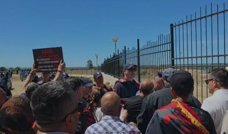 Momente tensioni në Rrjoll, qytetarët përplasen me policinë