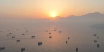 Evakuohen 2,500 marinarë nga Ngushtica e Hormuzit
