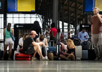 Temperaturat ekstreme paralizojnë Londrën dhe rrjetin hekurudhor