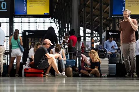 Temperaturat ekstreme paralizojnë Londrën: transporti në rrëmujë! 