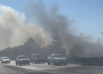 Bllokohet autostrada Durrës-Tiranë, mbulohet nga tymi i zjarrit në Shijak