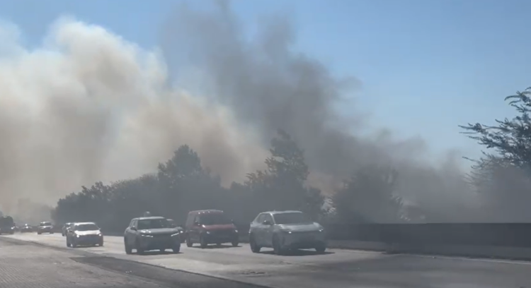 Bllokohet autostrada Durrës-Tiranë, mbulohet nga tymi i zjarrit në Shijak
