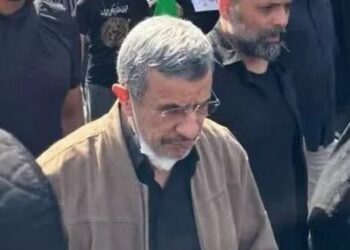 Iran, Ahmadinexhad shfaqet papritur në funeralin e Khameneit