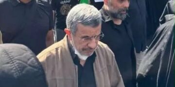Iran, Ahmadinexhad shfaqet papritur në funeralin e Khameneit