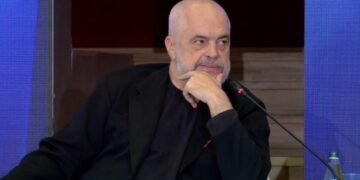 Protestat, Rama: Ka shumë për të reflektuar nën atë koren e zezë