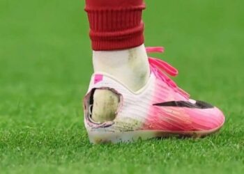 Përse disa futbollistë kanë një të çarë në këpucët e sportit?
