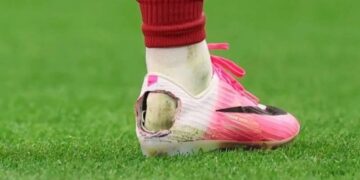 Përse disa futbollistë kanë një të çarë në këpucët e sportit?