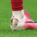 Përse disa futbollistë kanë një të çarë në këpucët e sportit?