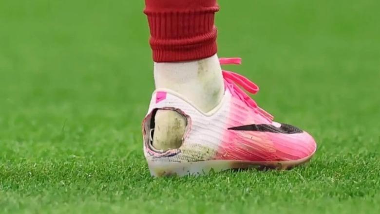 Përse disa futbollistë kanë një të çarë në këpucët e sportit 