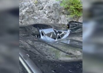 Shkodër, guri shkëputet nga një masiv shkëmbor dhe bie mbi makinën me turistë