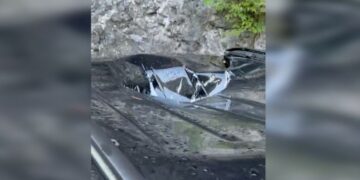 Shkodër, guri shkëputet nga një masiv shkëmbor dhe bie mbi makinën me turistë