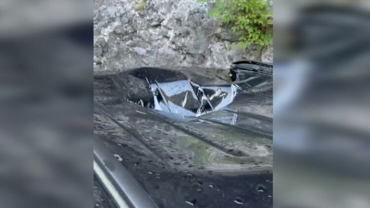 Shkodër, guri shkëputet nga një masiv shkëmbor dhe bie mbi makinën me turistë
