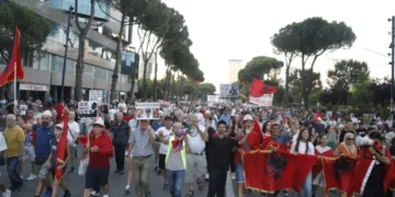Dita e 44-të e protestës, qytetarët mblidhen para Kryeministrisë