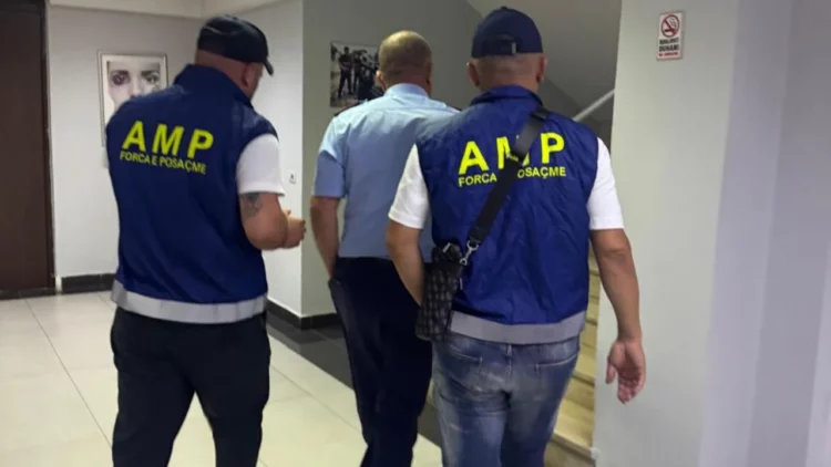 Lojëra fati dhe drogë/ 3 të arrestuar në Fushë-Krujë, mes tyre një punonjës policie