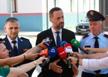Lamallari: Dhunuesit e policisë nuk janë protestues, por vandalë