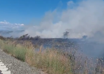 Zjarr në Koxhas të Shijakut, flakët përhapen me shpejtësi nga era