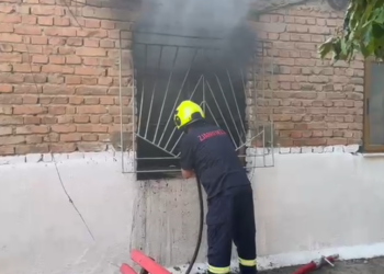 Humbi jetën nga zjarri që përfshiu banesën, 72-vjeçari ia vuri vetë flakën shtëpisë