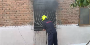 Humbi jetën nga zjarri që përfshiu banesën, 72-vjeçari ia vuri vetë flakën shtëpisë