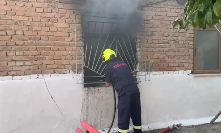Humbi jetën nga zjarri që përfshiu banesën, 72-vjeçari ia vuri vetë flakën shtëpisë