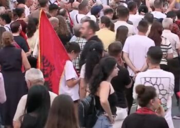 Dita e 32-të e tubimit/Protestuesit nisin marshimin në rrugët e Tiranës