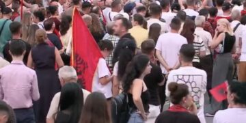 Dita e 32-të e tubimit/Protestuesit nisin marshimin në rrugët e Tiranës