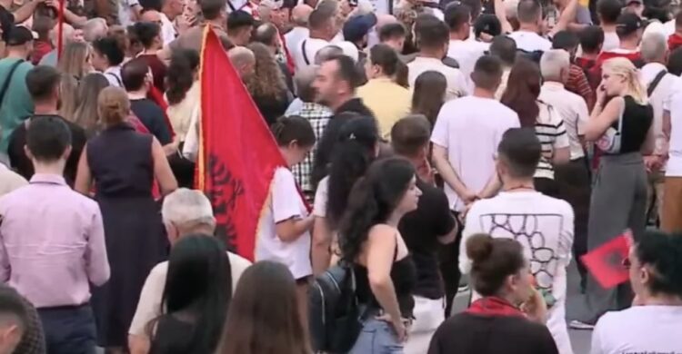 Dita e 32-të e tubimit/Protestuesit nisin marshimin në rrugët e Tiranës