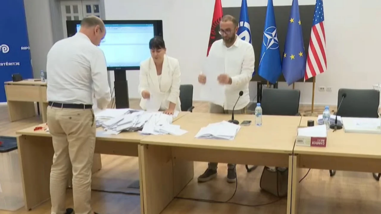 Julia Emiri zgjidhet kryetare e Këshillit Kombëtar të PD