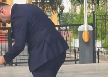 Protestuesit godasin me vezë deputetët, 6 të shoqëruar në polici