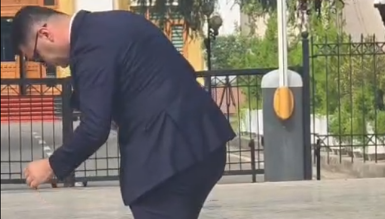 Protestuesit godasin me vezë deputetët, 6 të shoqëruar në polici