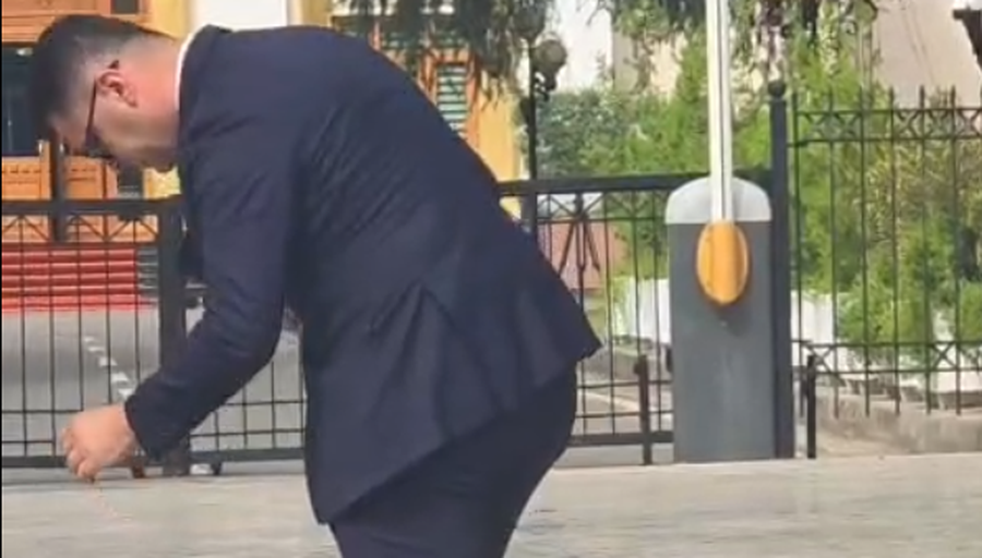 Protestuesit godasin deputetë me vezë dhe miell në Prishtinë
