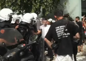 Përplasje mes protestuesve dhe policisë, kaos para Parlamentit