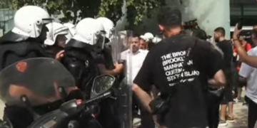 Përplasje mes protestuesve dhe policisë, kaos para Parlamentit