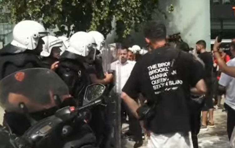 Përplasje mes protestuesve dhe policisë, kaos para Parlamentit