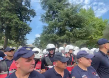 Protestuesit përplasen me policinë te Parlamenti, 3 efektivë të plagosur