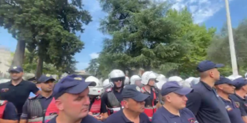 Protestuesit përplasen me policinë te Parlamenti, 3 efektivë të plagosur
