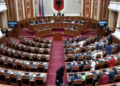 Jashtë protestojnë qytetarët, PS nis seancën plenare në Kuvend