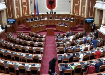 Jashtë protestojnë qytetarët, PS nis seancën plenare në Kuvend