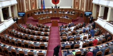 Jashtë protestojnë qytetarët, PS nis seancën plenare në Kuvend