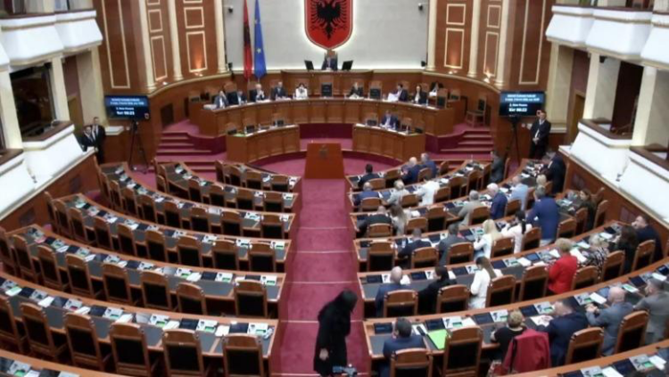 Jashtë protestojnë qytetarët, PS nis seancën plenare në Kuvend