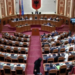 Jashtë protestojnë qytetarët, PS nis seancën plenare në Kuvend