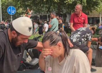 Spray me piper drejt protestuesve, preket edhe Luçiana Kokaj