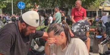Spray me piper drejt protestuesve, preket edhe Luçiana Kokaj