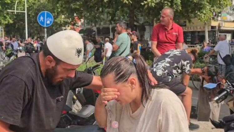 Spray me piper drejt protestuesve, preket edhe Luçiana Kokaj
