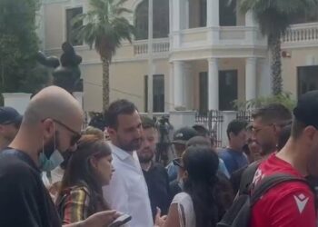 Tensione para Kuvendit, qytetarët kërkojnë largimin e Lapajt nga protesta